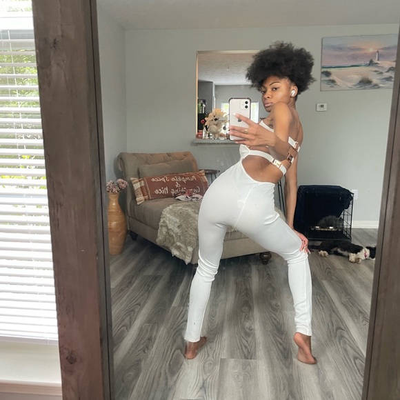 Sleeveless White Backless Jumpsuit - Picture 8 of 11